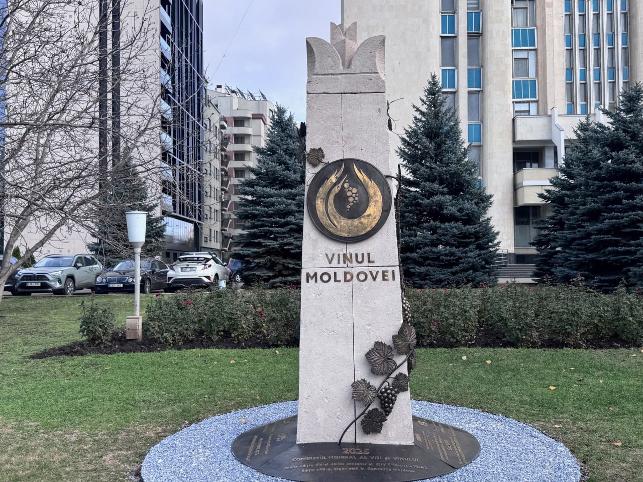 Un monument la plesneală? În fața Ministerului Agriculturii din Chișinău a apărut monumentul "Vinului Moldovei". Acesta reprezintă o bornă din piatră, cu simbolul Wine of Moldova și o liană de viță de vie din fier forjat, iar la postament, în metal, sunt inscripționate câteva dintre cele mai relevante etape din istoria vinificației