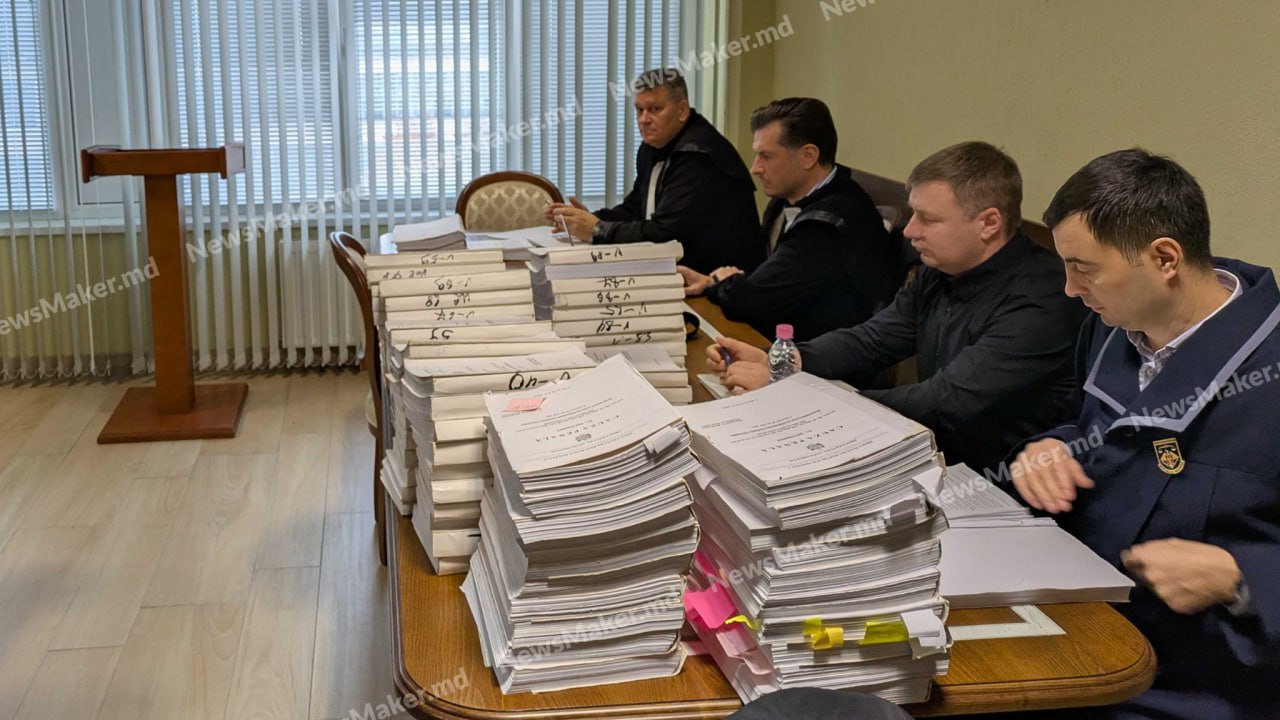 Imaginea zilei: Așa arată dosarul Plahotniuc, cu sute de foi anexate