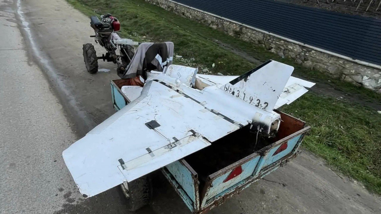Dronă prăbușită, găsită la Pepeni, Sîngerei, cărată cu motoblocul: Seamănă cu aparatul găsit la Florești
