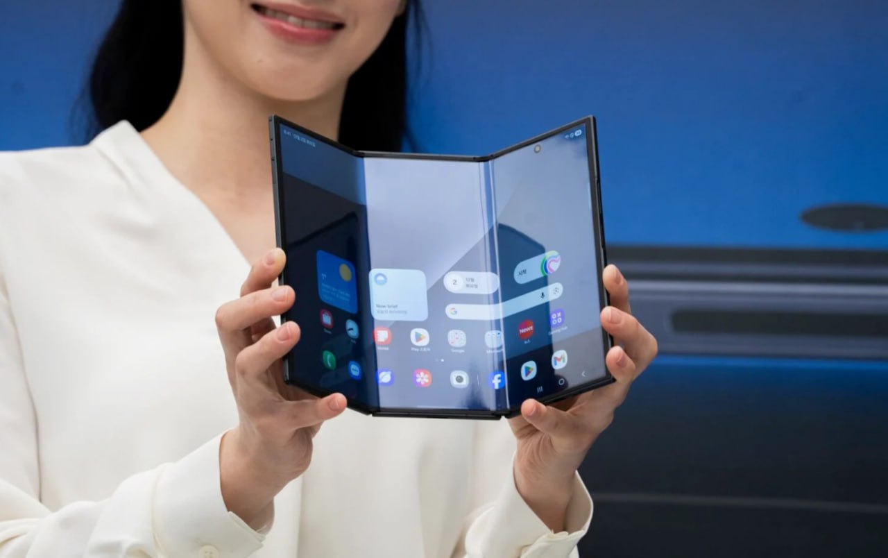 Samsung şi-a prezentat primul smartphone care se pliază în trei - Z TriFold. Funcţiile de multitasking permit afişarea a trei aplicaţii în paralel - câte una pe fiecare dintre cele trei părţi în care se pliază ecranul. Nu este clar când va fi lansat în Europa noul Galaxy Z TriFold, dar lansarea în Coreea de Sud va avea loc pe 12 decembrie, la un preţ de aproximativ 2.440 de dolari