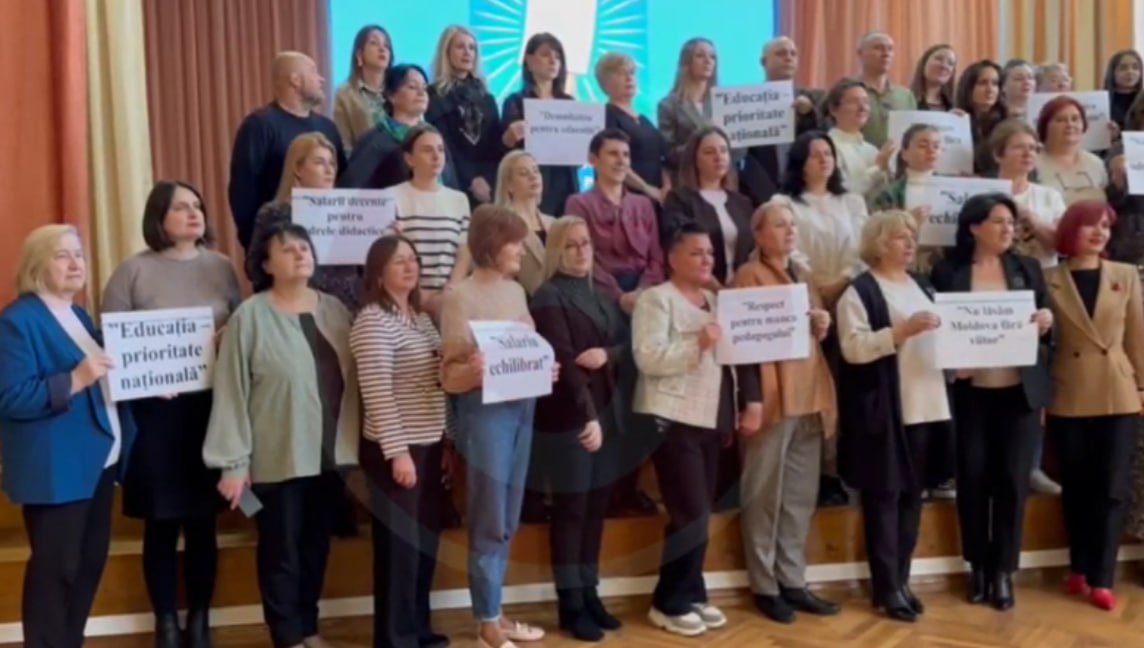 „Suntem într-o situație critică!” Profesorii, cu pancarte la protestul pentru majorarea salariilor: Munca noastră nu se termină în școală