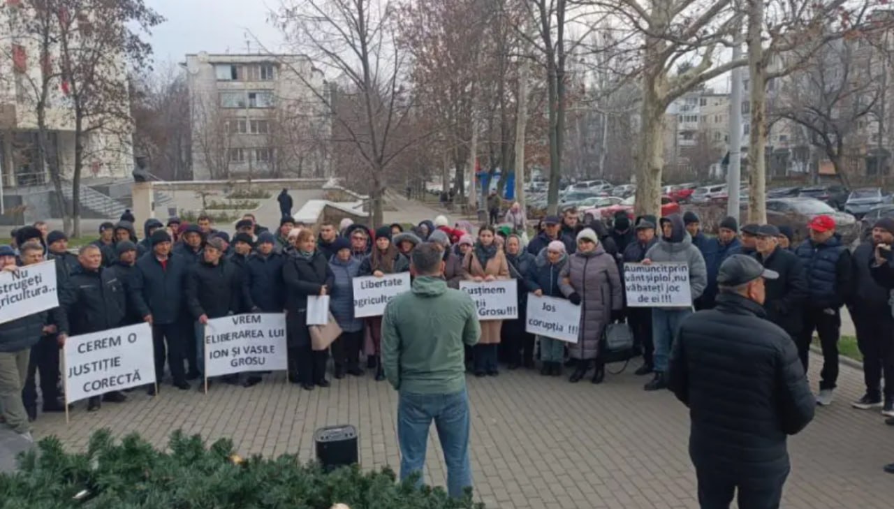 Protest la Curtea de Apel. Fermierii cer justiție corectă în dosarul fraților Grosu: „Nu distrugeți agricultura”. Frații Grosu sunt doi fermieri din raionul Leova, condamnați în primă instanță. Manifestanții au cerut judecătorilor „să nu distrugă agricultura” și să dispună eliberarea celor doi, pe care îi consideră victimele unui dosar abuziv