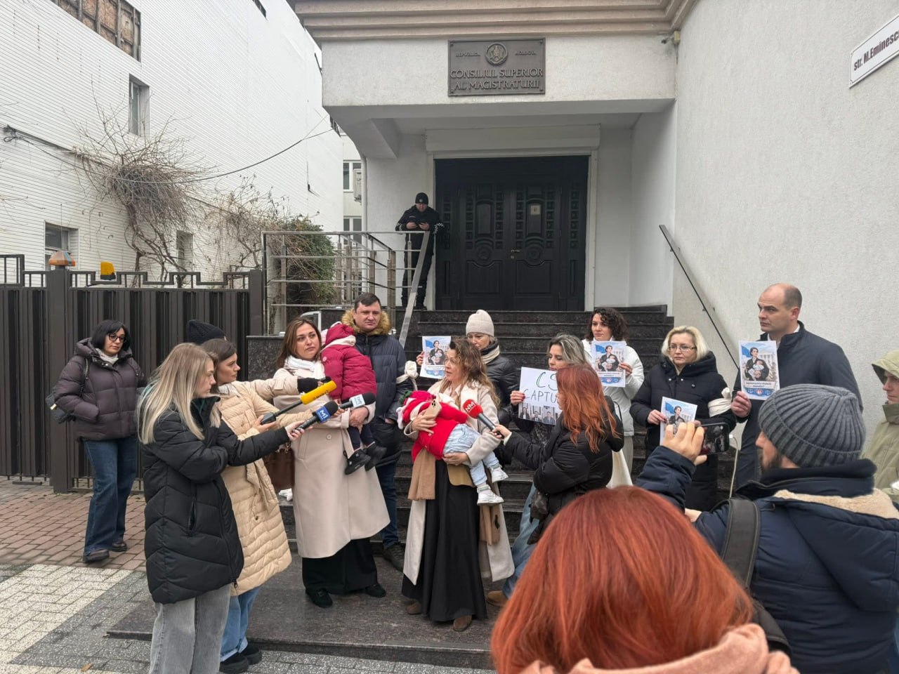 Judecătoarea Marina Rusu, care a protestat ieri cu copilul în brațe în fața CSM, denunță un „plan” pentru discreditarea sa. Aceasta susține că i s-a comunicat că o structură de stat colectează informații despre ea și copiii săi, inclusiv prin accesare ilegală a comunicărilor personale, cu intenția de a o discredita și chiar de a i se retrage drepturile părintești