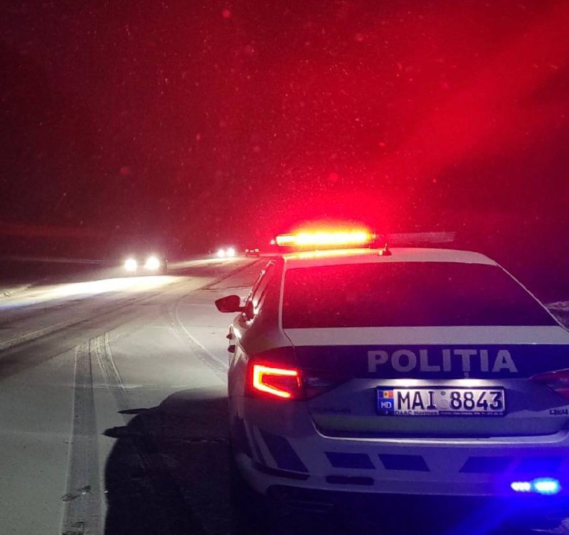 Atenție, șoferi! Ninsoarea îngreunează traficul pe traseul M-1, în apropiere de Condrița și Lozova