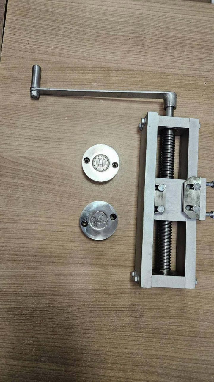 La Palanca, polițiștii de frontieră moldoveni au descoperit în timpul verificării unui automobil Porsche Cayenne, care circula din Ucraina în Republica Moldova condus de un moldovean de 44 de ani, matrice metalice (ștanțe) pentru fabricarea monedelor în valoare de 2 euro