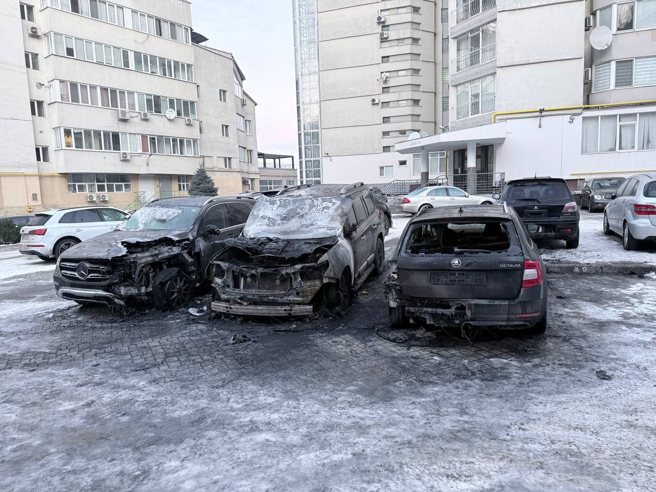 Reglări de conturi în stil mafiot, la Botanica? Mai multe mașini au fost incendiate în curtea unui bloc