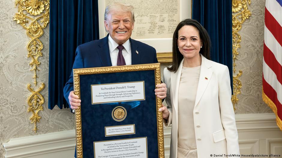 Până unde a coborât TRUMP: Opozanta venezueleană Machado i-a „oferit” preşedintelui Trump medalia Premiului Nobel pentru Pace / „O medalie poate schimba proprietarul, dar nu şi titlul”