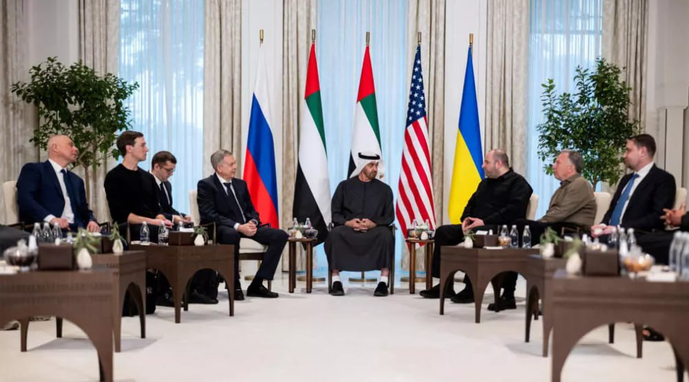 Discuțiile directe dintre ucraineni și ruși la Abu Dhabi, mediate de americani, s-au încheiat. În timp ce presa oficială rusă scrie că “se iau în considerare diverși parametri ai unei eventuale retrageri ucrainene din Donbas”, Volodimir Zelenski vorbește și de "discuții constructive", dar și de “parametri”, dar “pentru încheierea războiului”, și dă asigurări că Ucraina este dispusă să continue negocierile, eventual chiar săptămâna viitoare