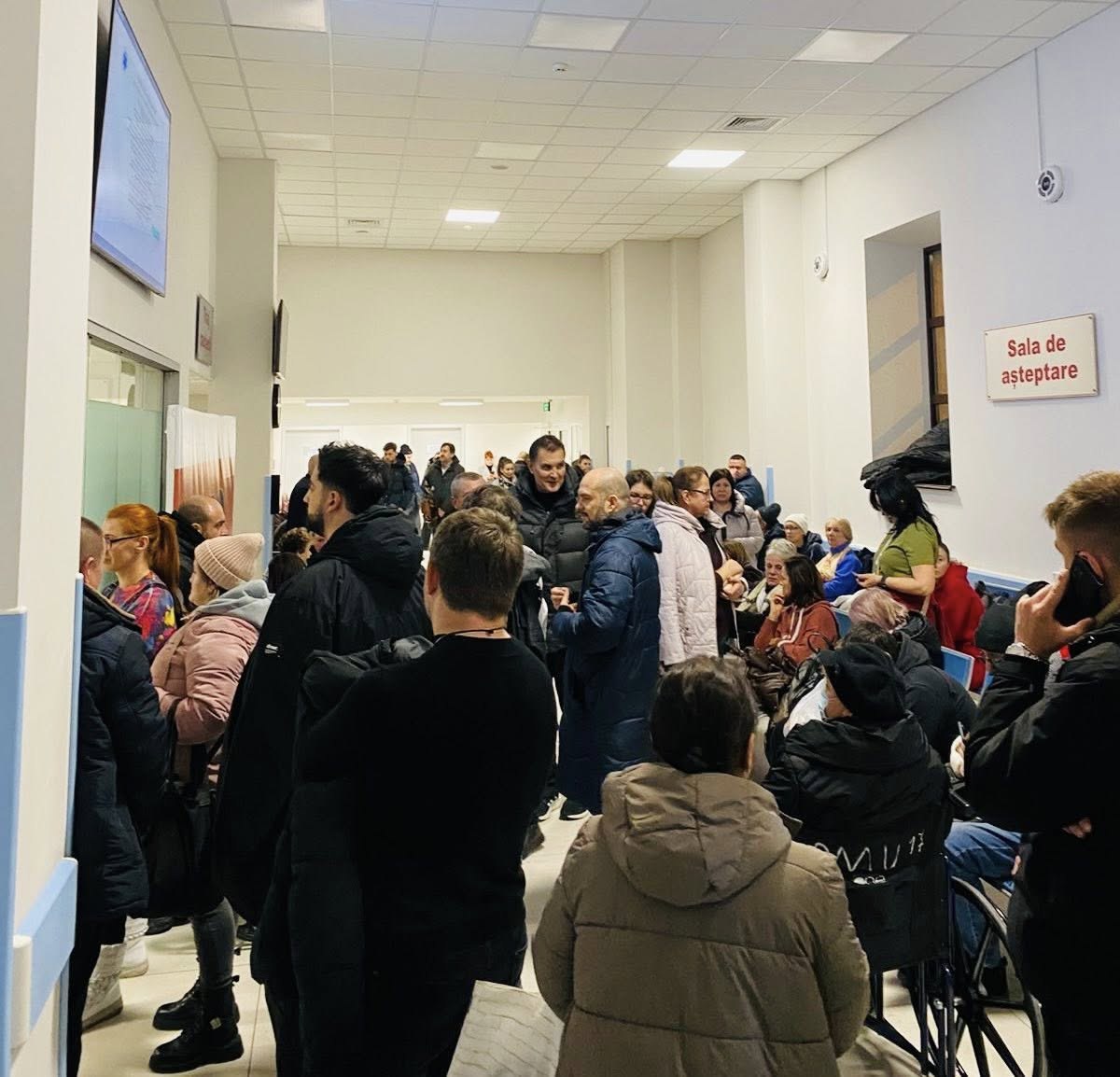 Spitalul de Urgență din Chișinău raportează sute de solicitări și lucrează la capacitate maximă din cauza condițiilor meteo/poleiului. Traumatologia funcționează la limită, fiind nevoie să cheme echipe suplimentare de medici. Conducerea instituției îi îndeamnă pe cetățeni să evite deplasările