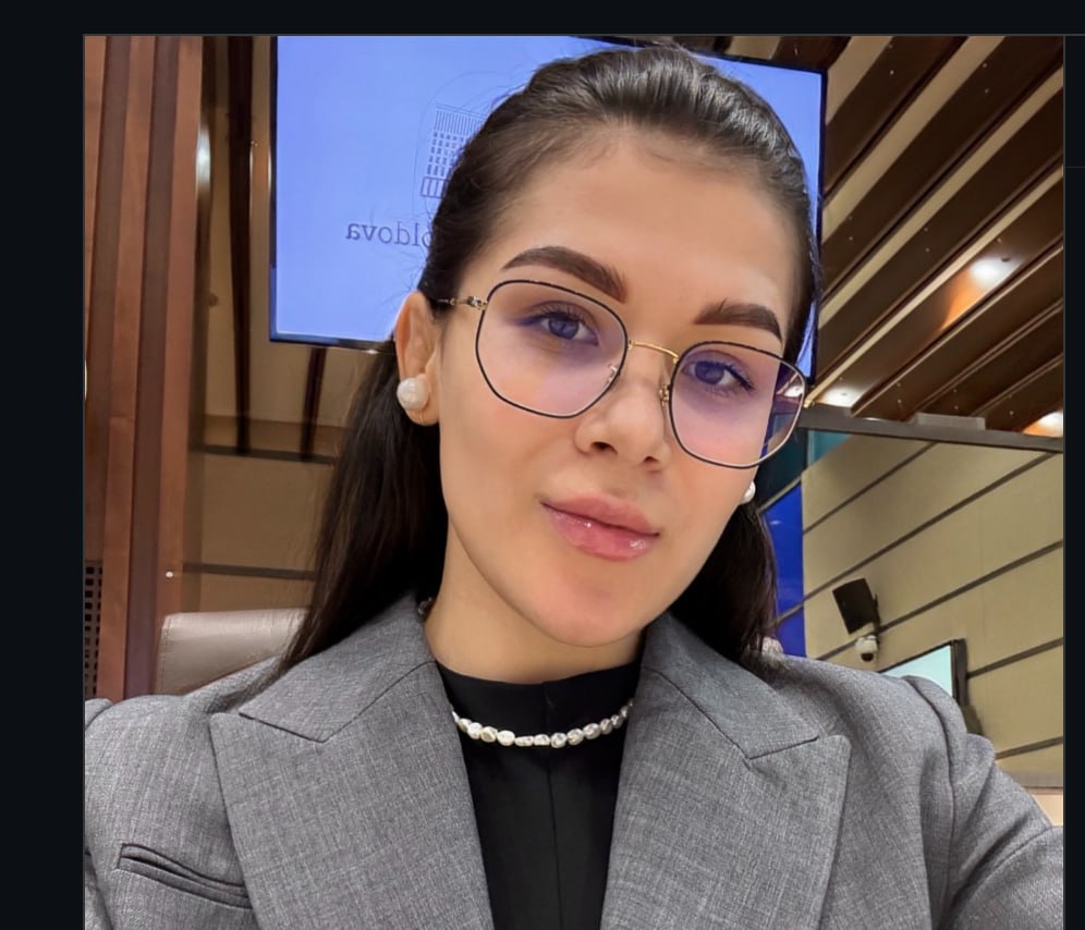 Deputata PAS Anastasia Nichita și-a anunțat demisia din Parlament, motivând că nu poate îndeplini simultan rolurile de mamă, sportivă și parlamentar. Ea a explicat că funcția de deputat necesită prezență totală și dedicare deplină pe care nu le poate oferi în acest moment, din respect pentru alegători și țară