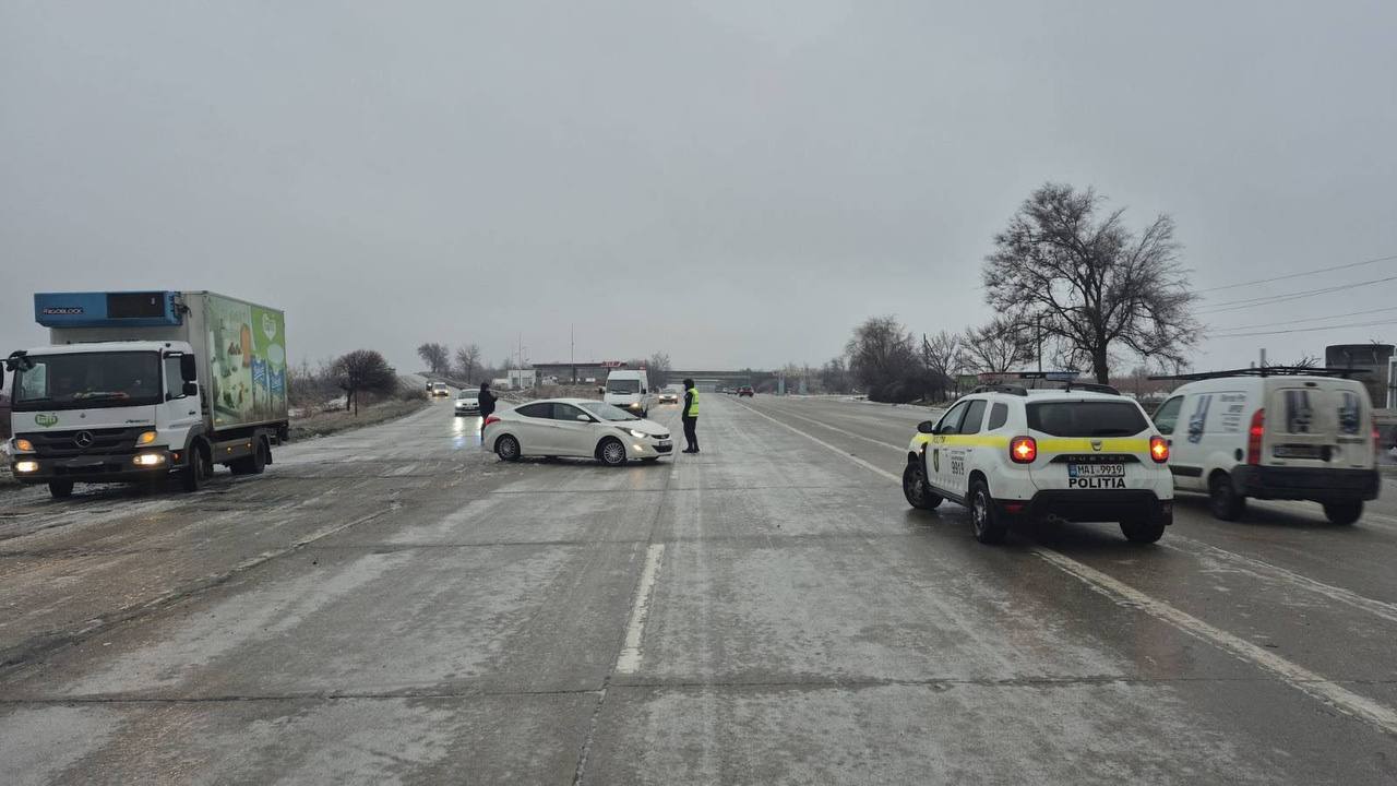Traficul rutier este complet oprit pe traseul M-3 în direcția satului Răzeni din raionul Ialoveni. Autoritățile au sistat circulația vehiculelor pe această porțiune de drum din cauza poleiului