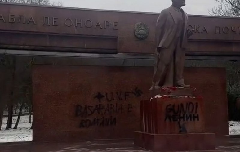 Monumentul lui Lenin din complexul Moldexpo din Chișinău a fost vandalizat în cursul nopții. Persoane necunoscute au scris cu vopsea mesajul „Basarabia este România" și au desenat un simbol nazist pe monument. Poliția s-a autosesizat și a deschis dosar penal