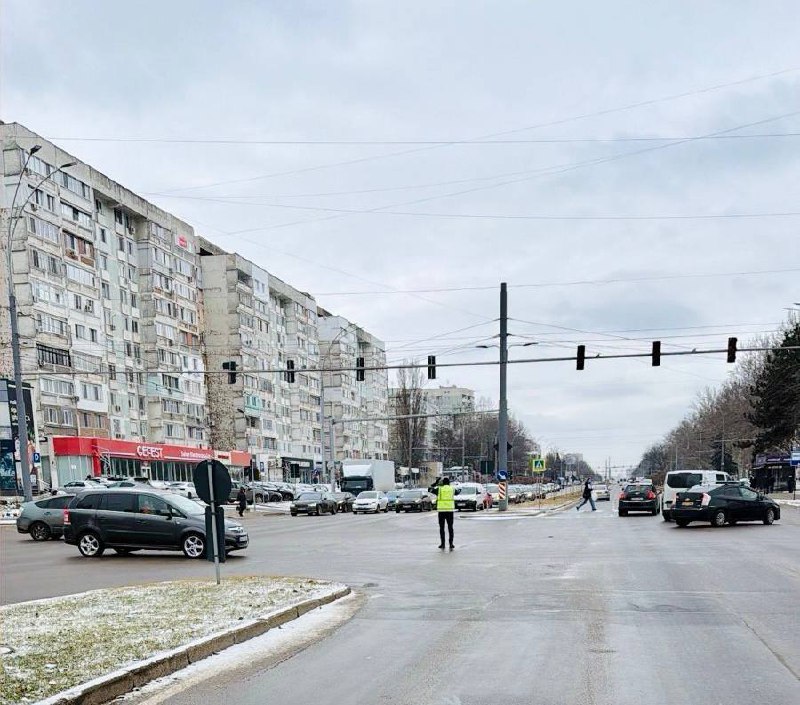 În urma deconectărilor electrice, mai multe semafoare au încetat să funcționeze, creând dificultăți în trafic pentru șoferi. Situația a generat probleme de circulație în mai multe intersecții din Chișinău