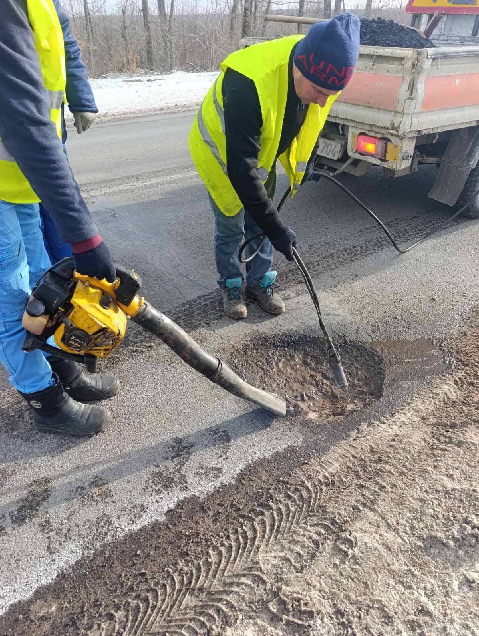Administrația Națională a Drumurilor anunță că echipele efectuează în prezent reparații urgente de plombare pentru eliminarea consecințelor vremii nefavorabile. Lucrările se desfășoară pe mai multe sectoare de drumuri naționale