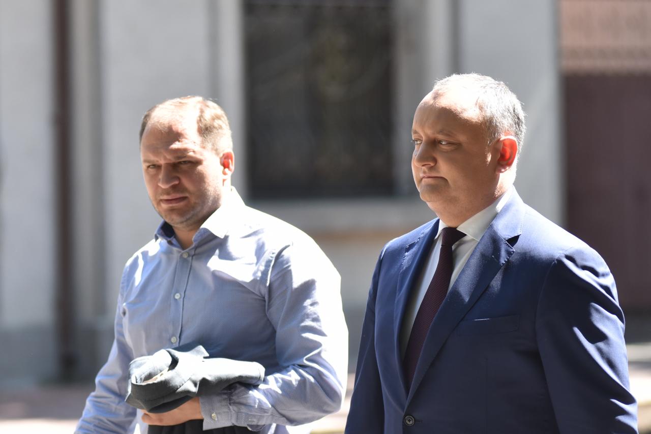 Dodon merge la Primăria Chișinău ca să negocieze bugetul. Ceban: „Mă întâlnesc și cu dracu’ dacă trebuie”. Liderul PSRM Igor Dodon anunță că va merge personal la Primăria Chișinău pentru a discuta despre bugetul capitalei pe 2026. Dodon susține că a avut "zeci de discuții" neoficiale cu primarul Ion Ceban și că socialiștii au propus două soluții pentru deblocarea activității Consiliului Municipal