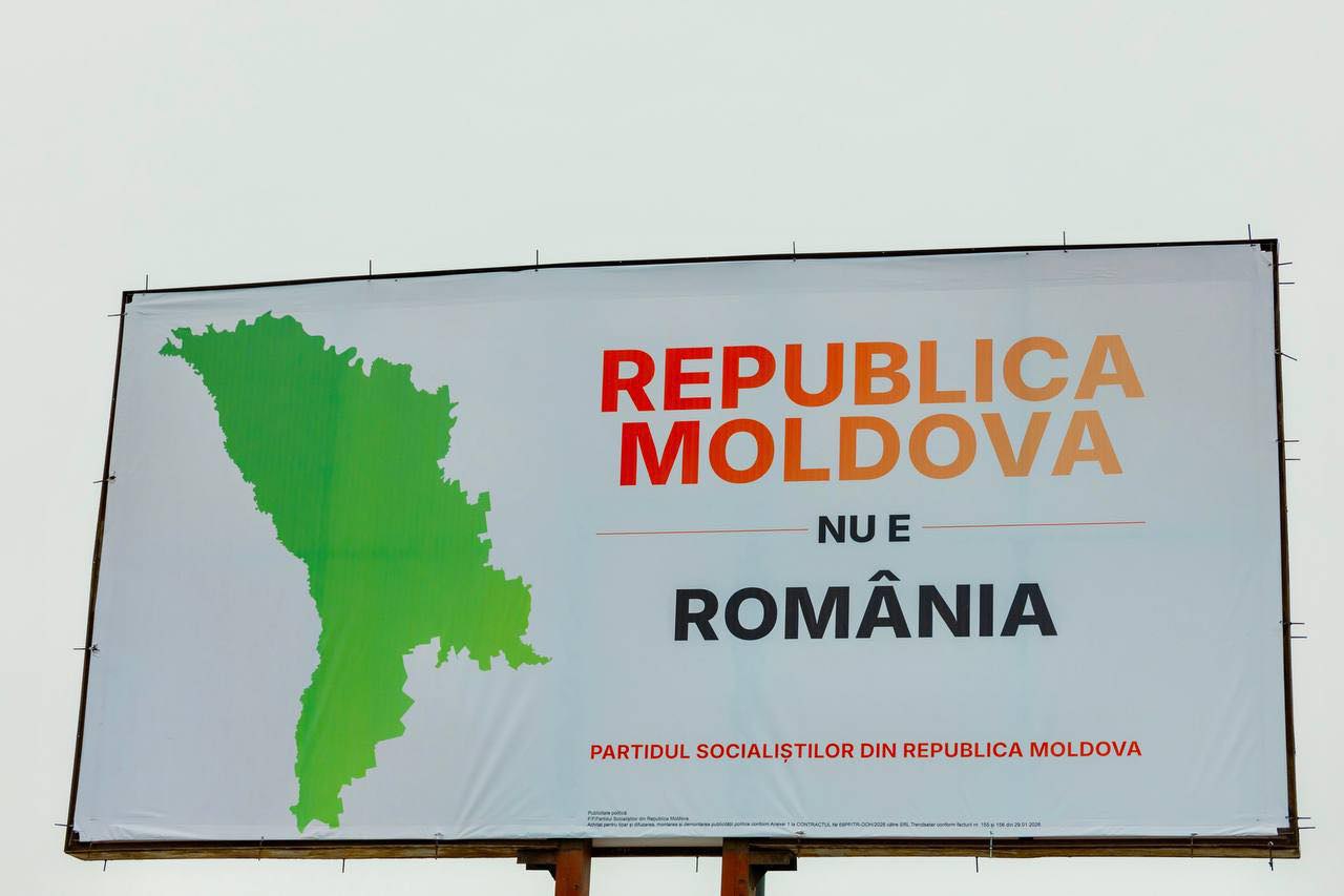 Bani cheltuiți aiurea. PSRM anunță că a instalat panouri cu mesajul „Republica Moldova nu e România” prin țară