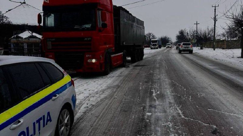 Poliția anunță că circulația transportului de mare tonaj a fost suspendată până dimineața la ora 06:00, pentru asigurarea siguranței rutiere și buna desfășurare a traficului. Măsura interzice strict deplasarea camioanelor pe perioada suspendării
