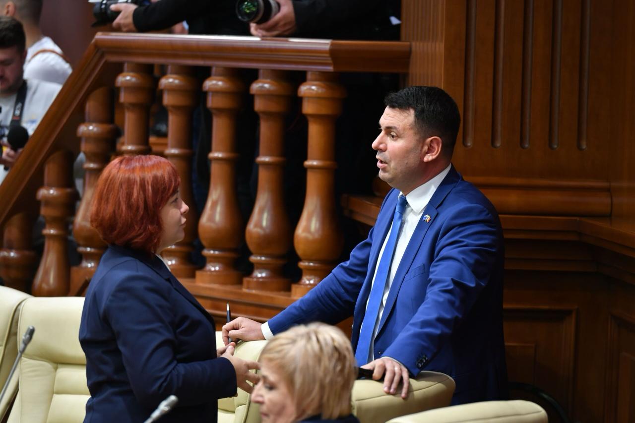 Mașina sechestrată și scoasă neautorizat din parcarea specială de deputații Sergiu Stefanco și Ana Țurcan-Oboroc din fracțiunea lui Vasile Costiuc a fost readusă de proprietar înapoi în parcarea specială. Ministra de Interne Daniella Misail-Nichitin a confirmat informația pentru NewsMaker