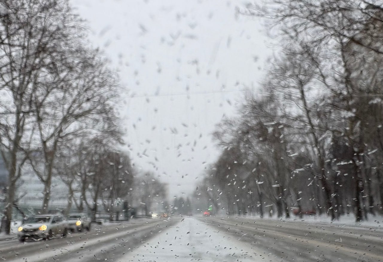De cca 30 min au început să cadă primii fulgi și în Capitală. Prognoza spune că va ninge toată ziua