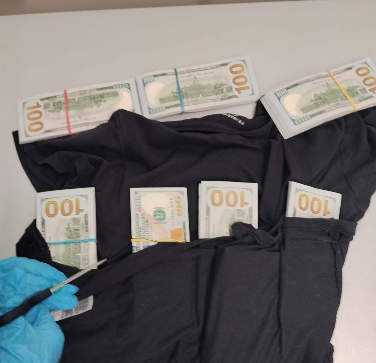 Funcționarii vamali de la Aeroportul Internațional Chișinău, împreună cu polițiștii de frontieră, au dejucat o tentativă de scoatere ilegală din țară a unei sume mari de valută. Incidentul s-a petrecut în timpul controlului pasagerilor de pe ruta Chișinău-Erevan
