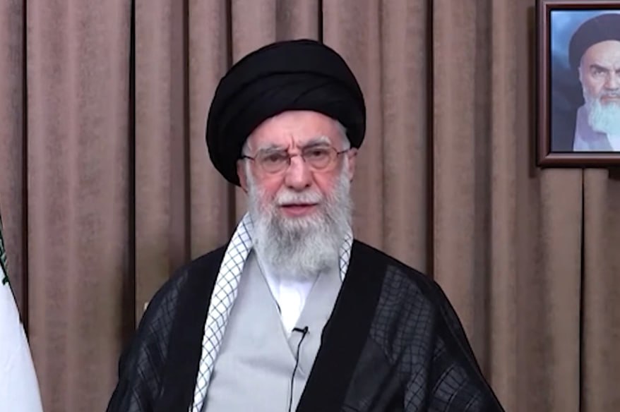 Iranul confirmă oficial moartea liderului său suprem, ayatollahul Ali Khamenei. Moartea sa a survenit în primul atac de sâmbătă dimineața, când, între 9.15 și 10.30, Israelul a efectuat un bombardament surpriză, în care a aruncat peste 30 de bombe asupra reședinței acestuia din Teheran