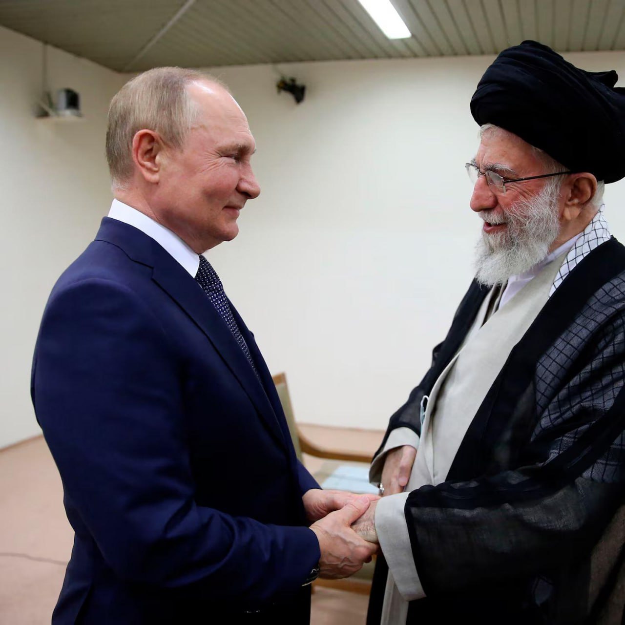 După ce a pornit un război de 4 ani, cu sute de mii de morți și victime schilodite, Vladimir Putin a exprimat condoleanțe Iranului în legătură cu eliminarea liderului suprem Ali Khamenei. Președintele rus a condamnat acest act, considerându-l o încălcare gravă a standardelor morale și juridice internaționale