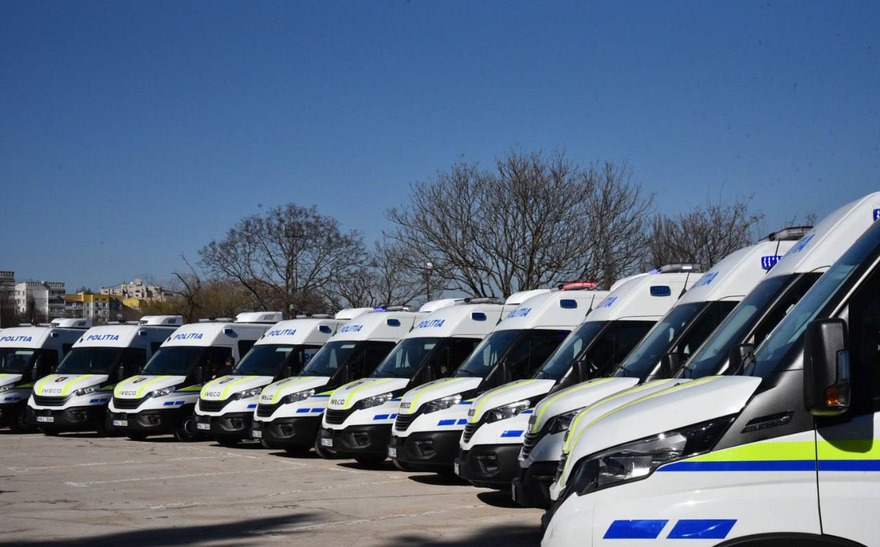 Șaptesprezece automobile pentru intervenții rapide, procurate pentru polițiști cu sprijinul Germaniei