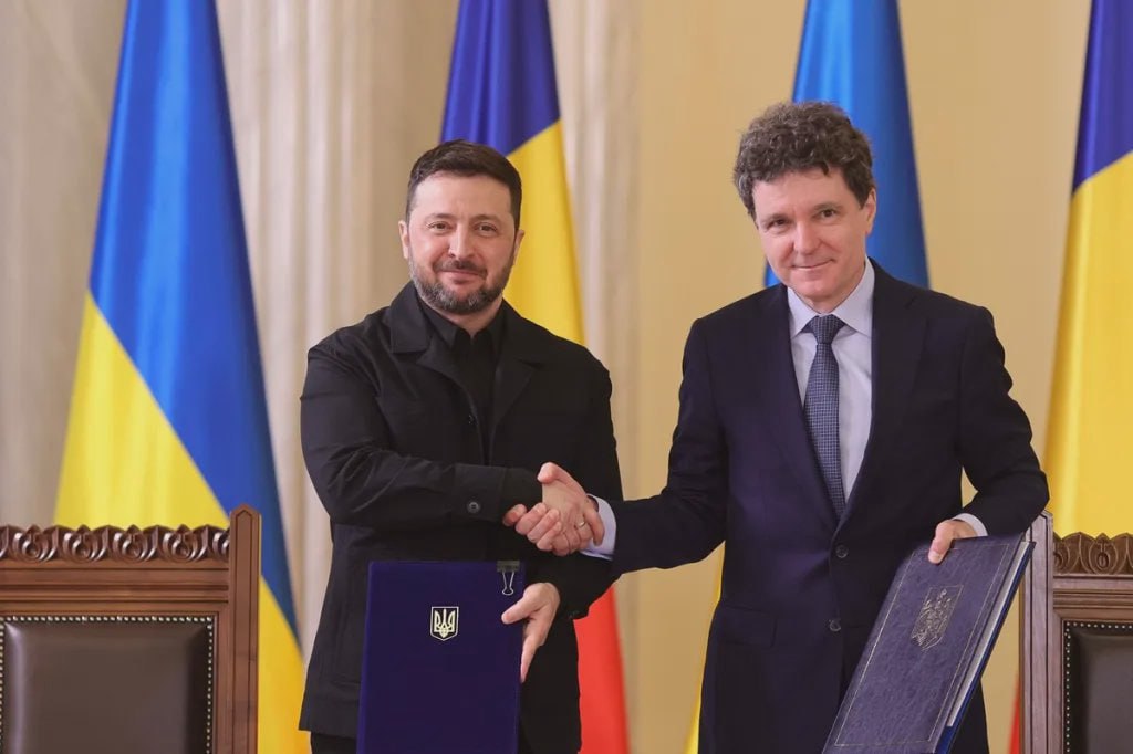 Președintele României Nicușor Dan și omologul său ucrainean Volodimir Zelenski au semnat la București o declarație de parteneriat strategic între cele două țări. Acordul prevede cooperarea în domenii esențiale precum politică, apărare, reconstrucția Ucrainei, energie și integrarea europeană