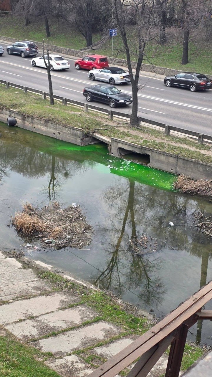 Petele de culoare verde observate în apa râului Bâc din Chișinău sunt cauzate de utilizarea fluoresceinei, un colorant folosit pentru detectarea eventualelor scurgeri de agent termic din rețelele de termoficare
