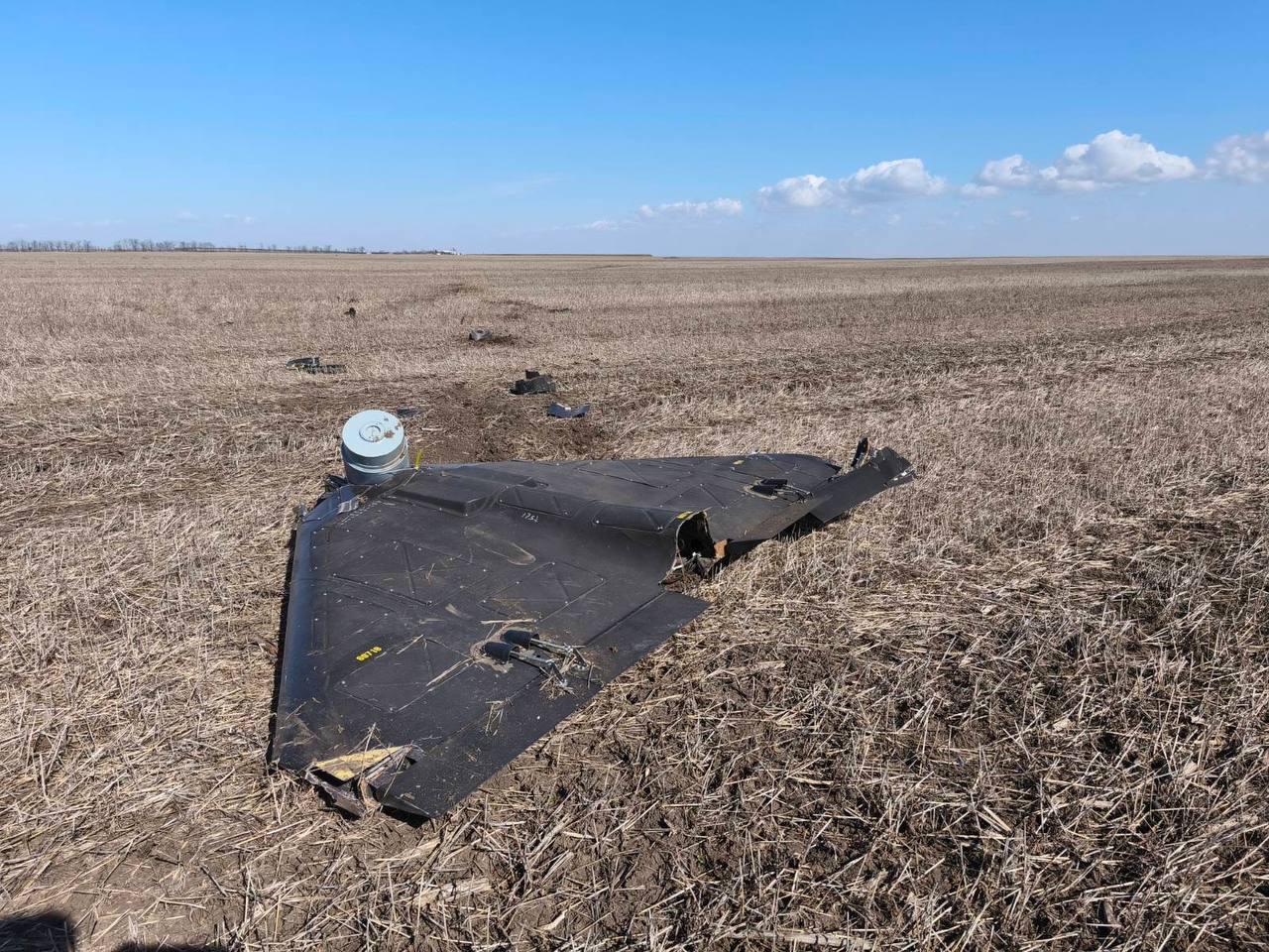 Fragmente de dronă, depistate pe un câmp din sudul țării, la câteva ore după observarea unui aparat de zbor necunoscut care survola spațiul R. Moldova. Fragmentele aparatului de zbor, găsite la Tudora