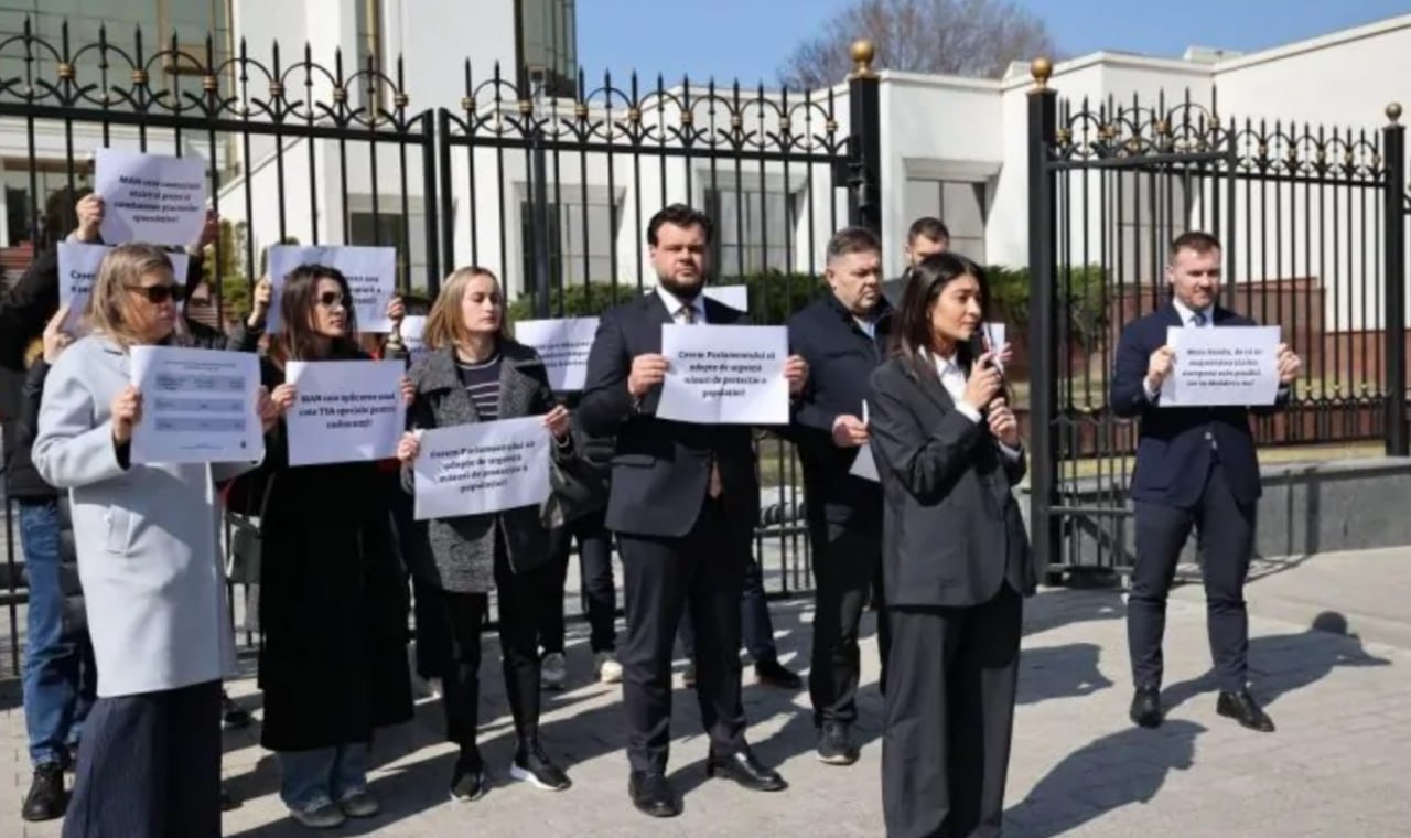 Câțiva reprezentanți MAN s-au dus azi în fața președinției pentru a protesta. Deși Guvernul are prerogative în acest sens și nu președinția, membrii MAN au ales să protesteze la președinție cerând intervenții pentru a diminua efectele scumpirii carburanților