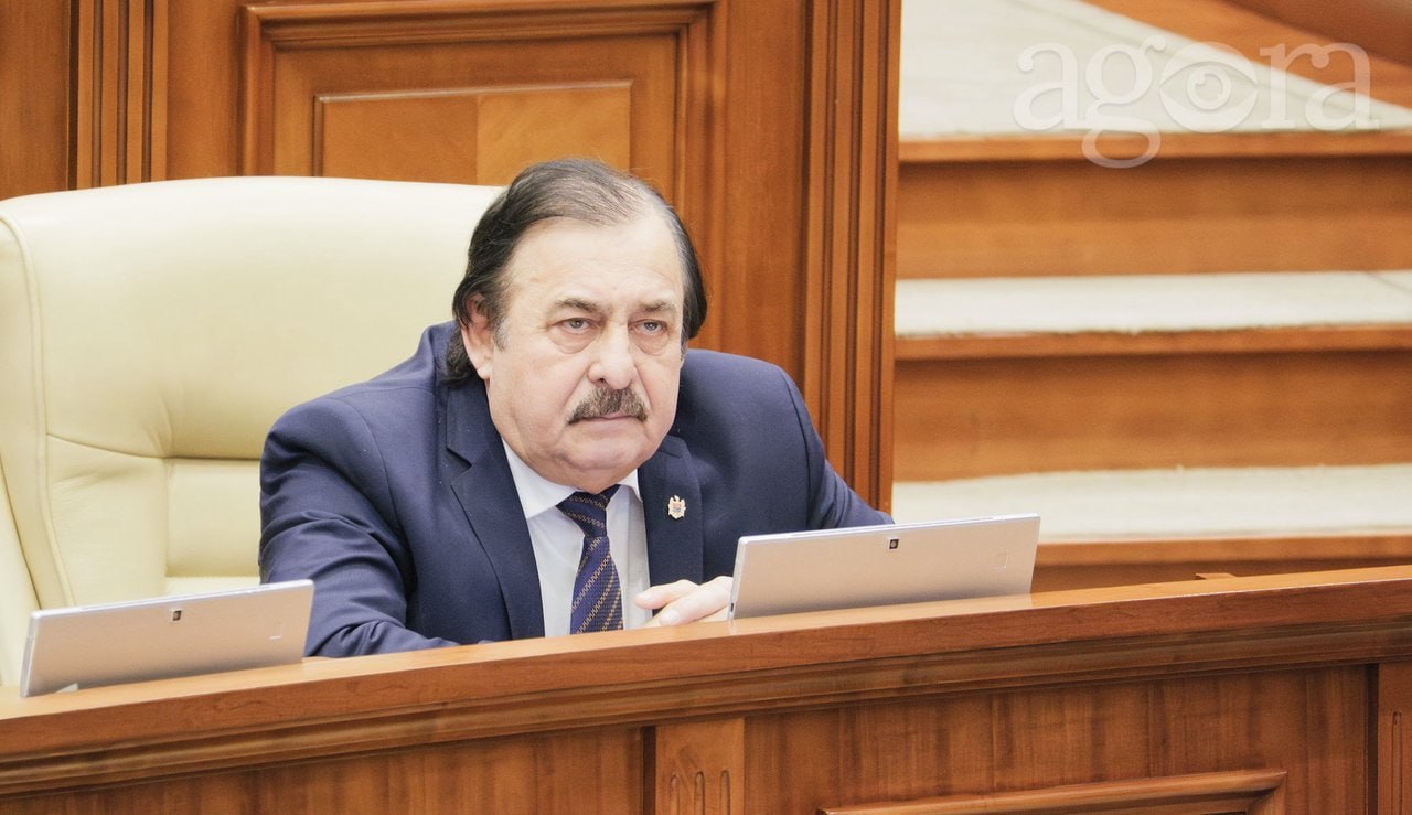 “Am o vârstă și vreau să fiu mai liber”. Deputatul PAS Nicolae Botgros a anunțat că renunță la mandatul de parlamentar. Decizia a fost confirmată de către acesta pentru AGORA, motivând că dorește să fie mai liber