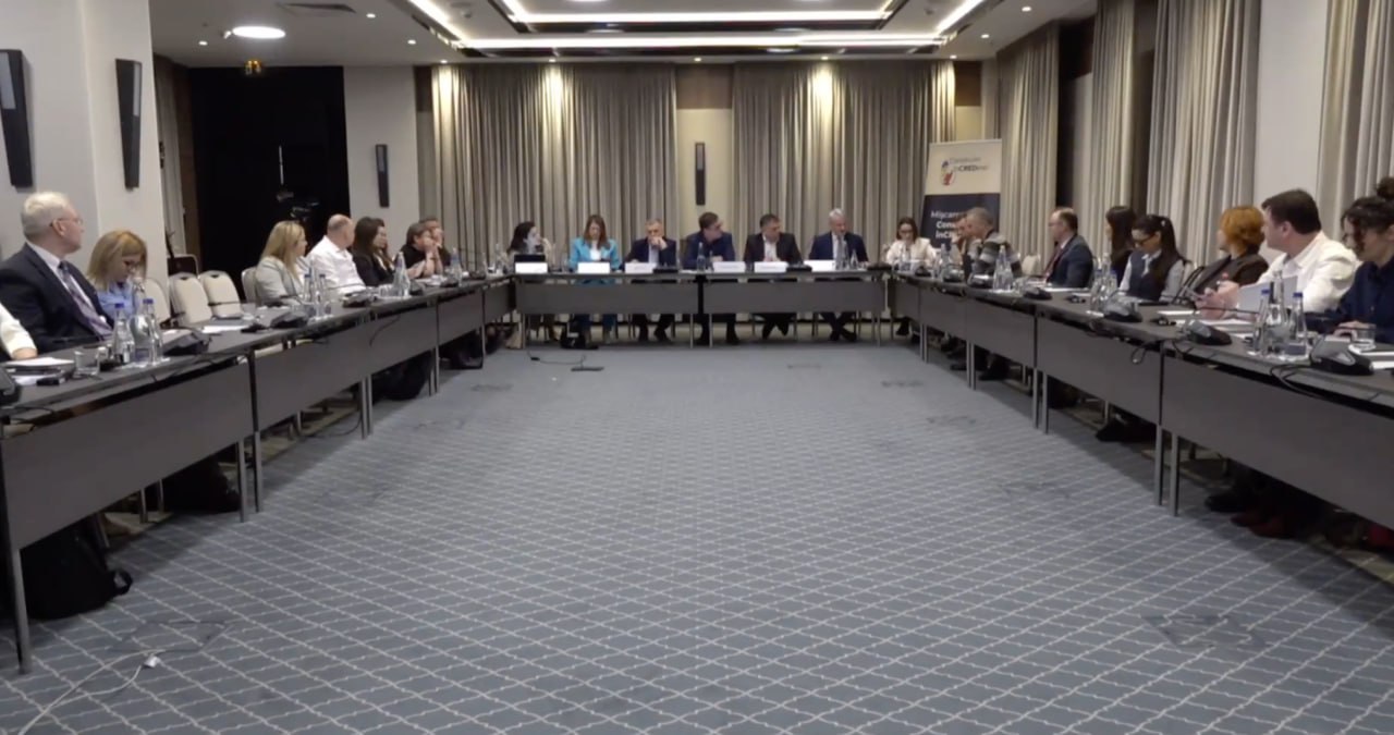 Stamate, Petruți, Ioniță, Vîrtosu, Calmâc, Iordanov. Olesea Stamate, fostă deputată PAS, care săptămâna trecută a anunțat că renunță la politică, dar rămâne implicată în activitățile civice, face parte dintr-o mișcarea civică - Construim Încredere. Pe 24 martie, ea a anunțat că mișcarea este formată dintr-un grup de inițiativă și reunește activiști civici, precum și experți din diferite domenii. Potrivit ex-deputatei, mișcarea este, deocamdată, neformalizată, însă își propune să fie apolitică