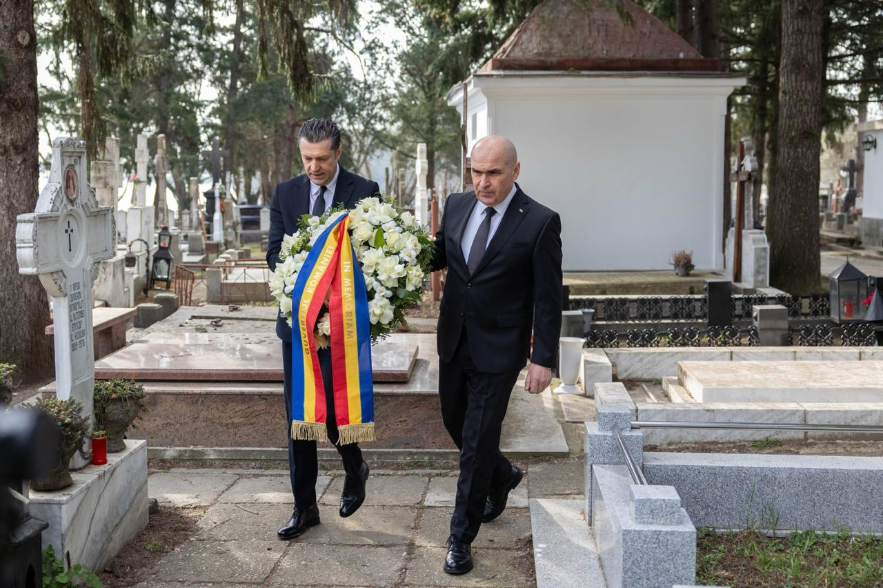 Premierul României, Ilie Bolojan, a depus flori la mormintele făuritorilor Unirii Basarabiei cu România - Gurie Grosu, Pantelimon Halippa, Daniel Ciugureanu și Ioan Pelivan, cu ocazia împlinirii a 108 ani de la acest act istoric din 27 martie