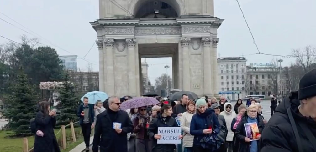 Zeci de persoane au participat în weekend la Marșul Tăcerii, acțiune în memoria Ludmilei Vartic: „Să nu se mai întâmple așa ceva”