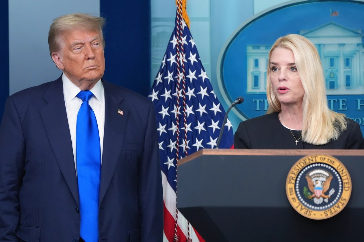 Șeful FBI și alți oficiali de la Casa Albă urmează să fie concediați de Trump – The Atlantic