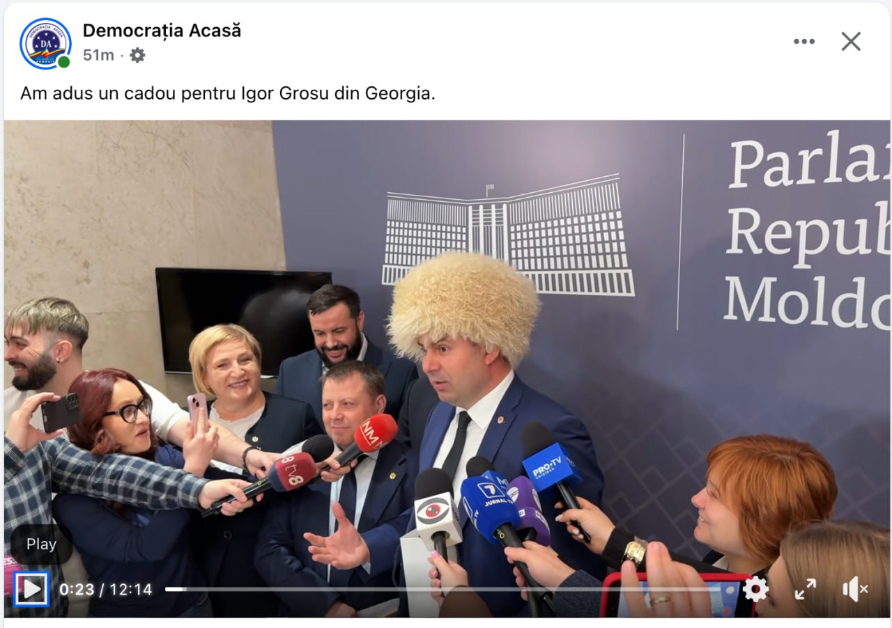 Show în loc de legi. Vasile Costiuc a schimbat căciula de cârlan pe o papahă, venind cu ea la Parlament, "ca semn de respect pentru poporul georgian" după o vizită recentă în Georgia. Gestul a fost și o replică la criticile pe care le-a primit pentru vizita în Georgia alături de socialiști