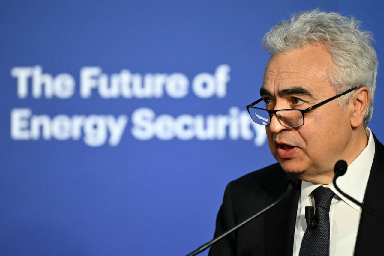 Europa ar putea rămâne fără combustibil pentru avioane în aproximativ 6 săptămâni, potrivit lui Fatih Birol de la Agenția Internațională pentru Energie. Criza este cauzată de perturbările în aprovizionare legate de conflictul din Iran și blocajele din zona Strâmtorii Hormuz