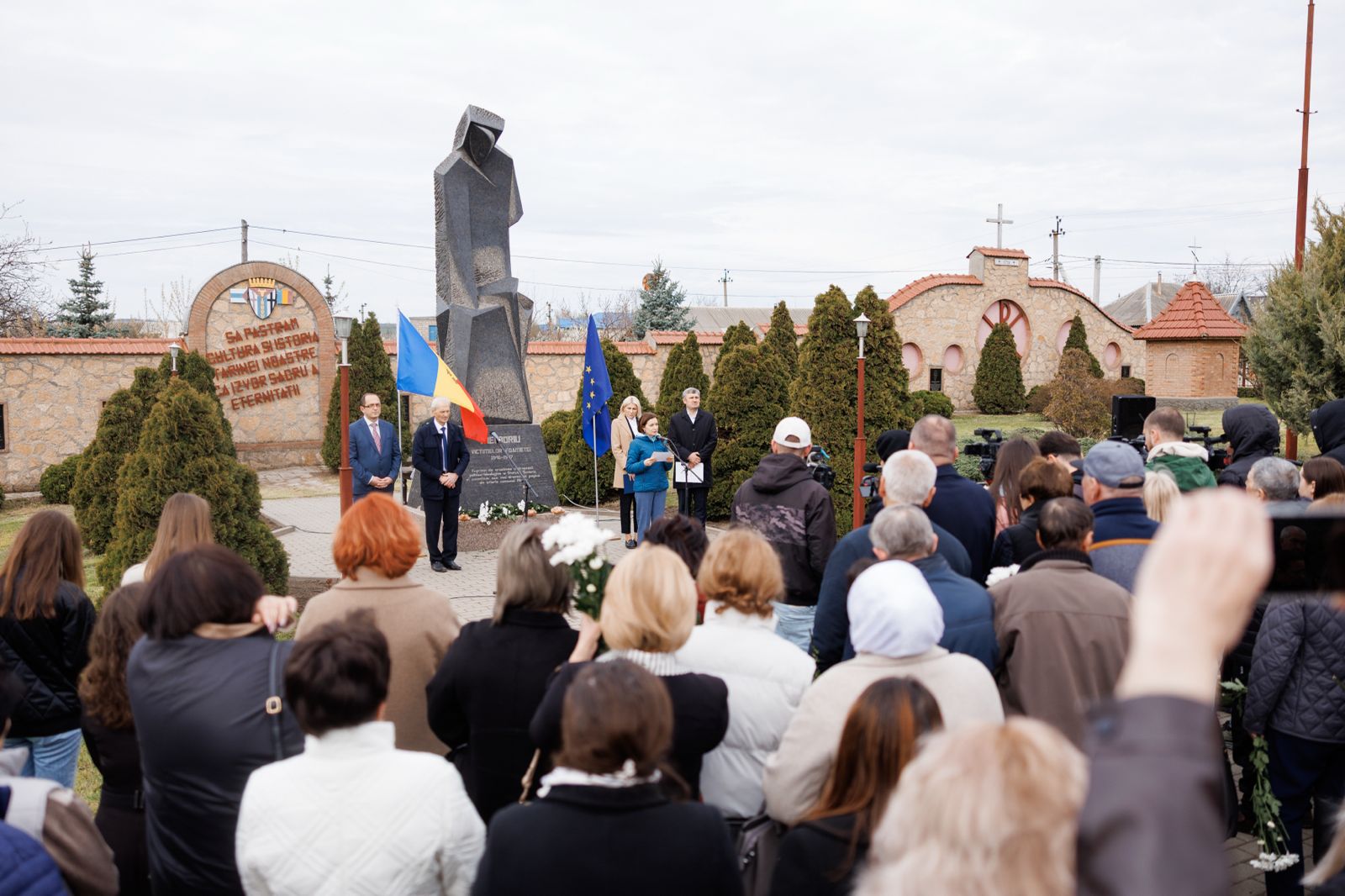 Victimele foametei, comemorate la Mingir. Sandu: „Trebuie să vorbim pentru cei care nu o mai pot face. Adevărul vindecă. Un loc care poartă una dintre cele mai dureroase răni ale trecutului nostru”