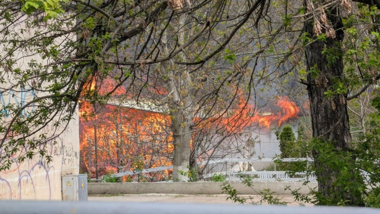 Incendiu pe Calea Orheiului: un hambar de pe teritoriul unui grajd de cai, cuprins de flăcări. Pompierii au localizat focul, fără victime. Au intervenit cinci echipe de salvatori