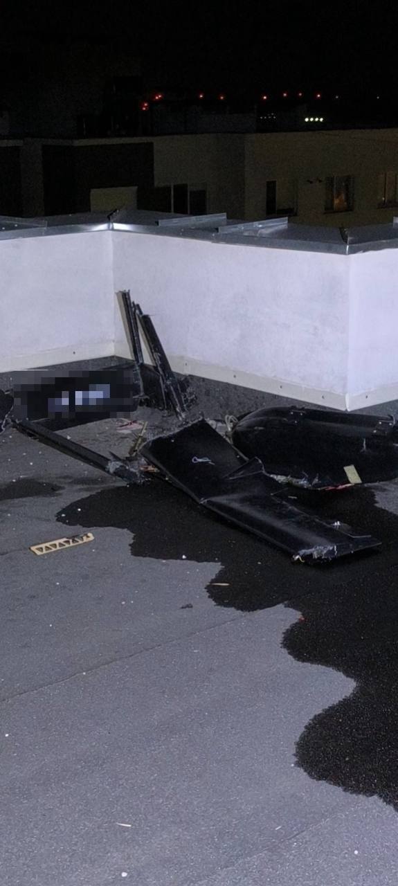 Un cetățean a sesizat Poliția în această noapte după ce a descoperit un obiect asemănător unei drone în sectorul Centru al capitalei. Specialiștii Secției Tehnico-Explozive au intervenit și au securizat zona, iar locuitorii unui bloc au fost evacuați temporar pentru siguranță
