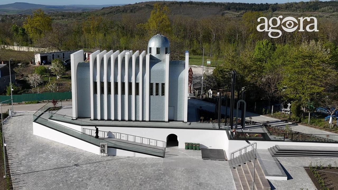 În Cornești, Ungheni a fost ridicată o biserică în stil neobizantin minimalist, care a generat reacții controversate pe rețelele de socializare. Arhitectura modernă a lăcașului de cult se deosebește semnificativ de stilul tradițional al bisericilor din zonă