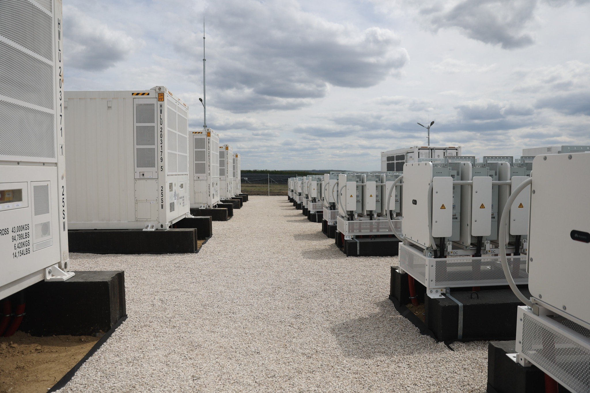 Cel mai mare sistem de stocare a energiei electrice din R. Moldova, lansat la Strășeni: Capacitate de 60 MWh. Sistemul este integrat cu un parc fotovoltaic de 50 MW și permite stocarea energiei excedentare pentru livrarea în perioadele de vârf