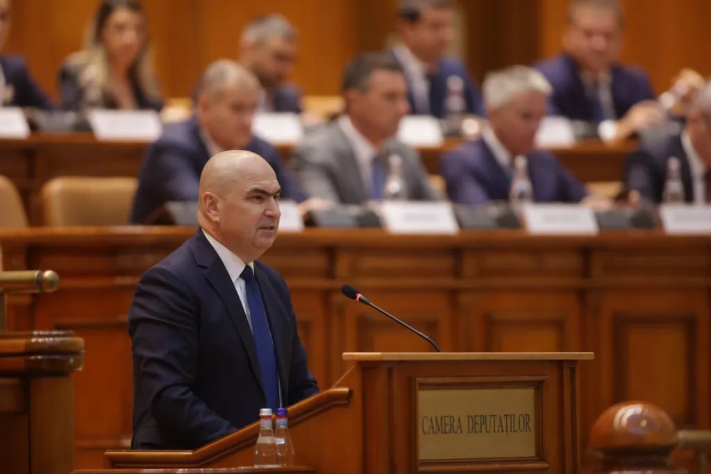 Criză politică în România: AUR și PSD, ajutați de SOS și POT, au dat jos Guvernul de la București. Cele 2 formațiuni au înaintat și au votat moțiunea de cenzură împotriva Cabinetului condus de liderul liberalilor, Ilie Bolojan. Au votat și alte formațiuni pentru a asigura minimul necesar de voturi