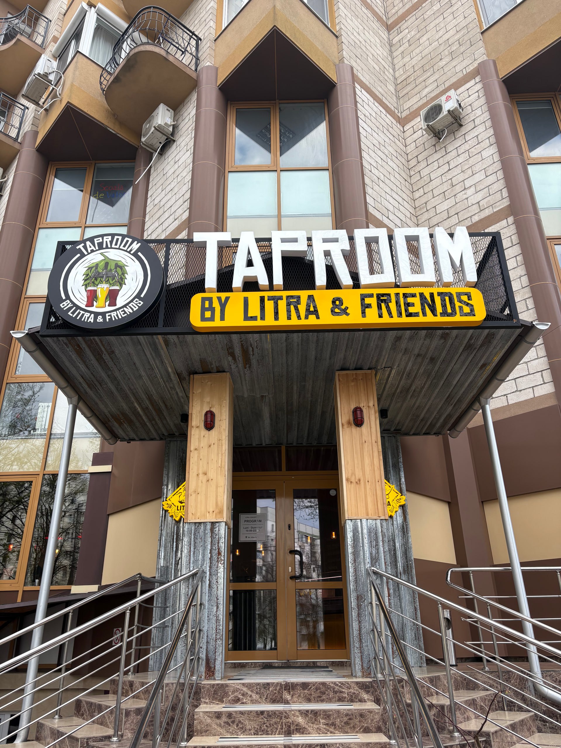 Dacă locuiești în sectorul Buiucani din Capitală, trebuie să știi asta - Litra a deschis a doua locație __Taproom__, pe Alba Iulia 91. Nu e un spațiu mare, dar e cozy, cu o atmosferă de pub autentic, unde berea vine pe cel mai scurt drum posibil de la producție până la paharul tău - direct de la fabrică, lucru mare în ziua de astăzi