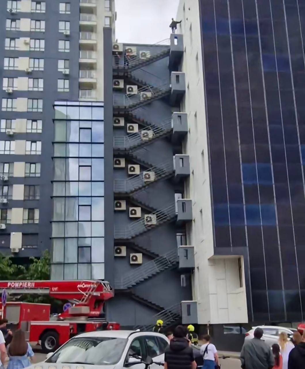 Tragedie în sectorul Ciocana. A atacat două femei cu un obiect ascuțit, apoi s-a sinucis