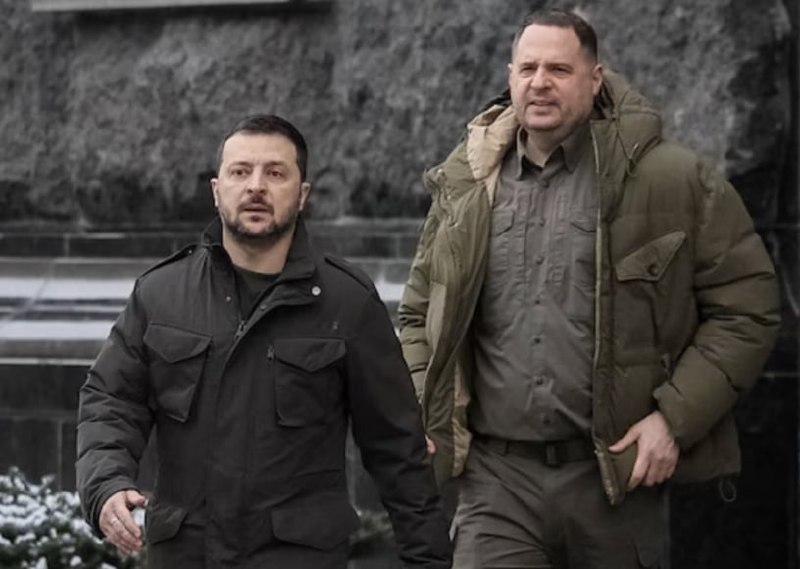 Fostul şef al biroului prezidenţial ucrainean Andrii Iermak, unul dintre cei mai apropiați colaboratori ai lui Zelenski, a fost arestat. Este acuzat de spălarea a aproape 9 milioane de euro în proiectul unei construcţii de lux în apropiere de Kiev. Un judecător a hotărât joi că Iermak va rămâne în custodie pentru o perioadă iniţială de 60 de zile, cu posibilitatea eliberării pe cauţiune