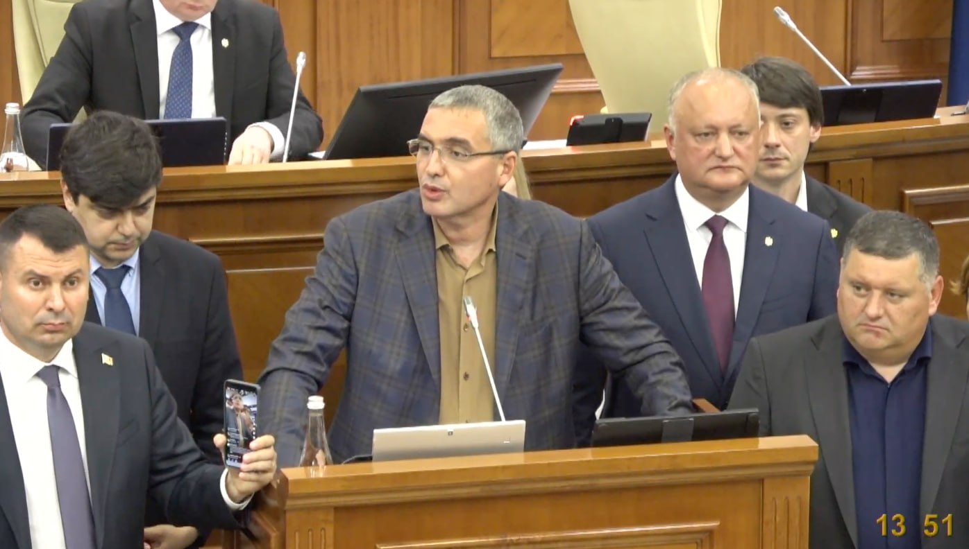 Socialiștii, reprezentantul MAN, deputații Democrația Acasă și ai Partidului Nostru au blocat tribuna Parlamentului după ce Verșinin a rămas fără drept de expunere pentru 3 ședințe. Opoziția a acuzat guvernarea de faptul că este cenzurată