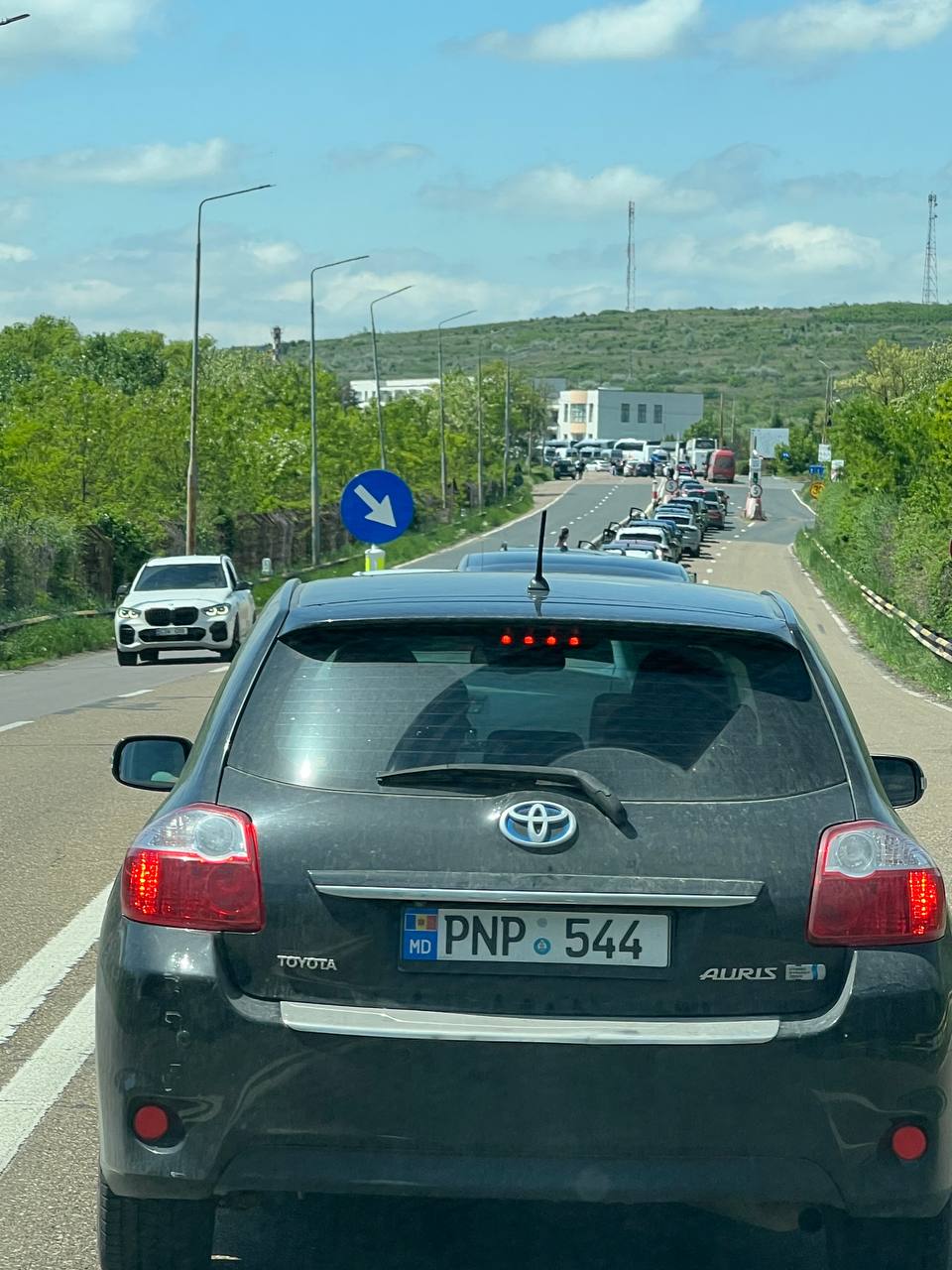 Cozi mari la vama Leușeni, spre ieșirea din țară. Șoferii de la fața locului raportează că așteaptă de peste 2 ore în rând, fără mai progrese