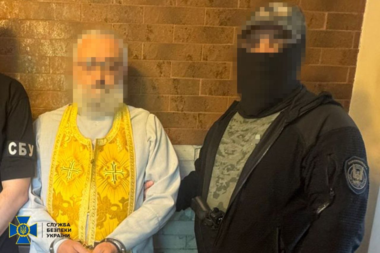 Serviciul de Securitate al Ucrainei a arestat în Odesa un preot din Biserica Ortodoxă Ucraineană (Patriarhia Moscovei) care a ghidat atacurile cu rachete Iskander din martie 2024. Clericul recrutat de spionajul militar rus a coordonat un dublu atac asupra zonei recreaționale din Odesa, vizând inițial infrastructura civilă și locuințele